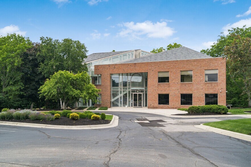 8000 Ravines Edge Ct, Columbus, OH à vendre - Photo de l’immeuble – Image 1 sur 16