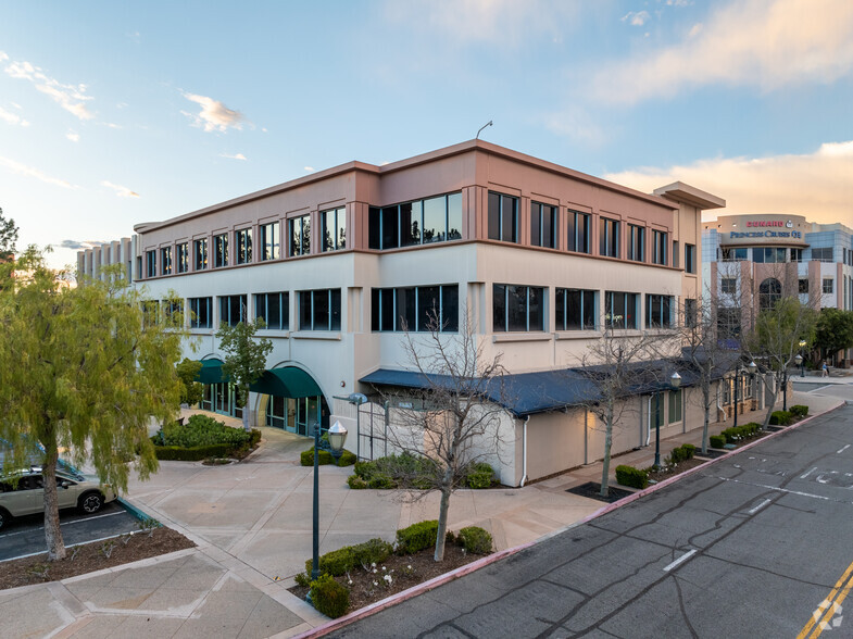 24300 Town Center Dr, Valencia, CA à vendre - Photo principale – Image 1 sur 10