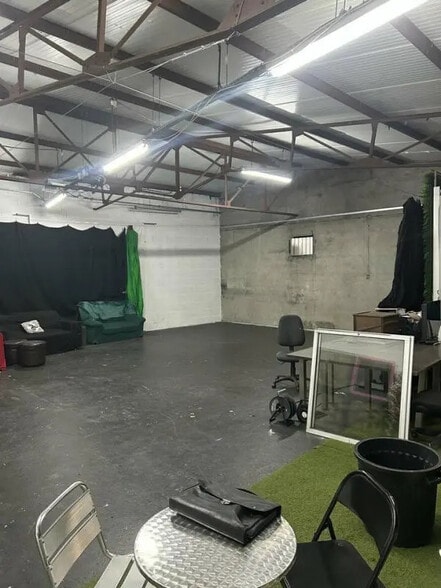 Local d'activités dans OULLINS-PIERRE-BÉNITE à vendre - Photo de l’immeuble – Image 3 sur 9