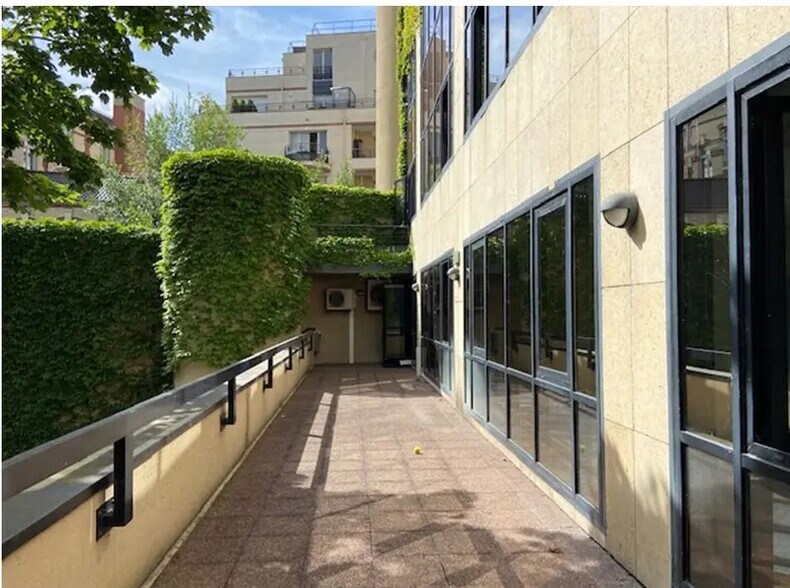 Bureau dans Issy-Les-Moulineaux à louer - Photo de l’immeuble – Image 1 sur 6