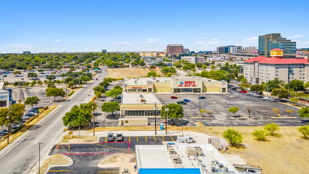 8421 Hwy 281, San Antonio, TX à louer - Photo de l’immeuble – Image 2 sur 5