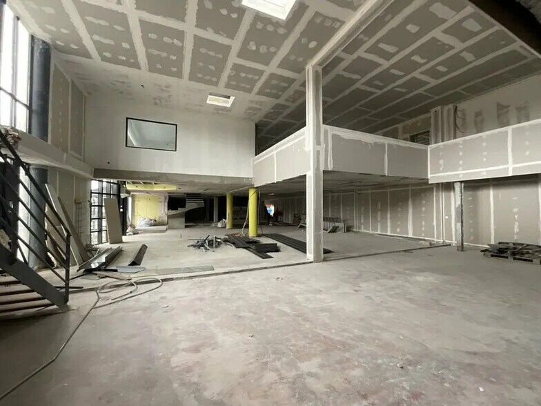 Local commercial dans Saint-Thibault-des-Vignes à vendre - Photo de l’immeuble – Image 3 sur 5