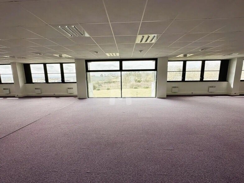 Bureau dans Bruyères-le-Châtel à louer - Photo de l’immeuble – Image 3 sur 10