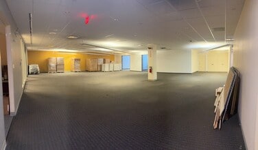 5900 Howard St, Skokie, IL à louer Photo intérieure– Image 2 sur 13