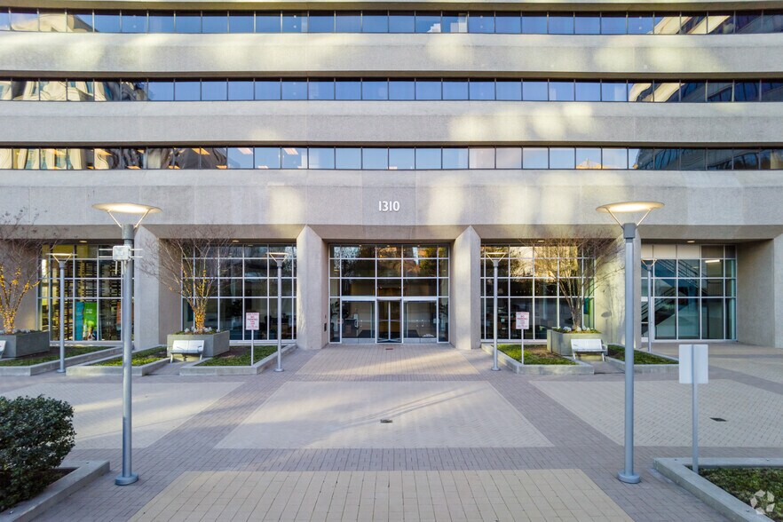 1310 N Courthouse Rd, Arlington, VA à louer - Photo de l’immeuble – Image 2 sur 19