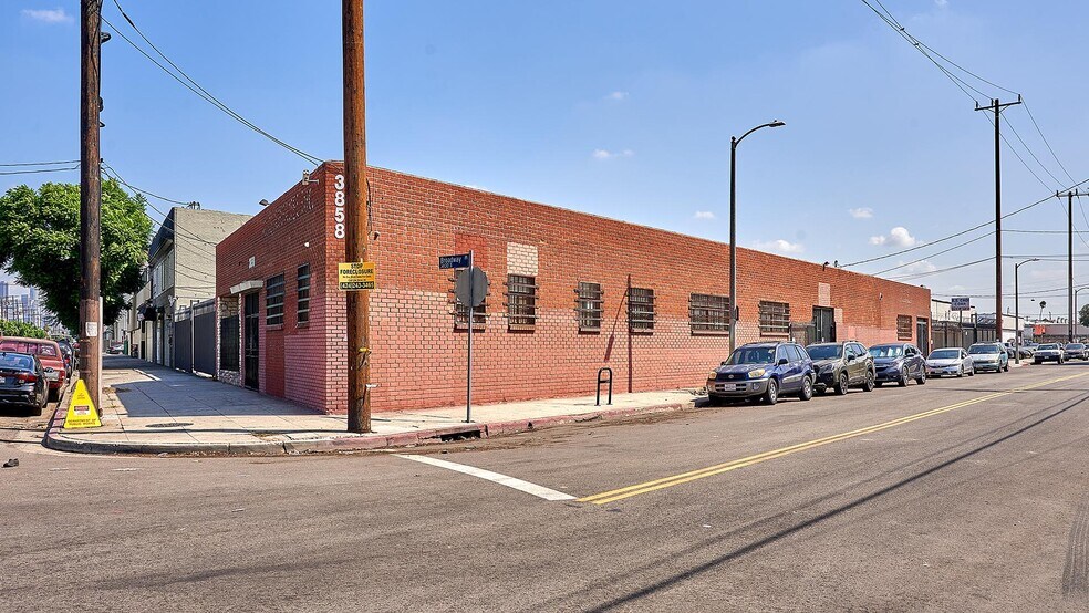 3858 Broadway Pl, Los Angeles, CA à louer - Photo de l’immeuble – Image 3 sur 14