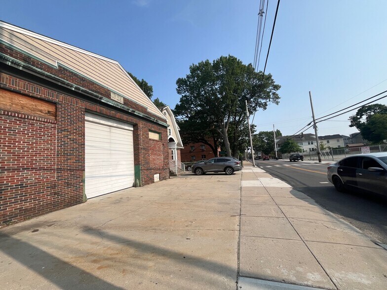 461 Douglas Ave, Providence, RI à vendre - Photo de l’immeuble – Image 3 sur 7