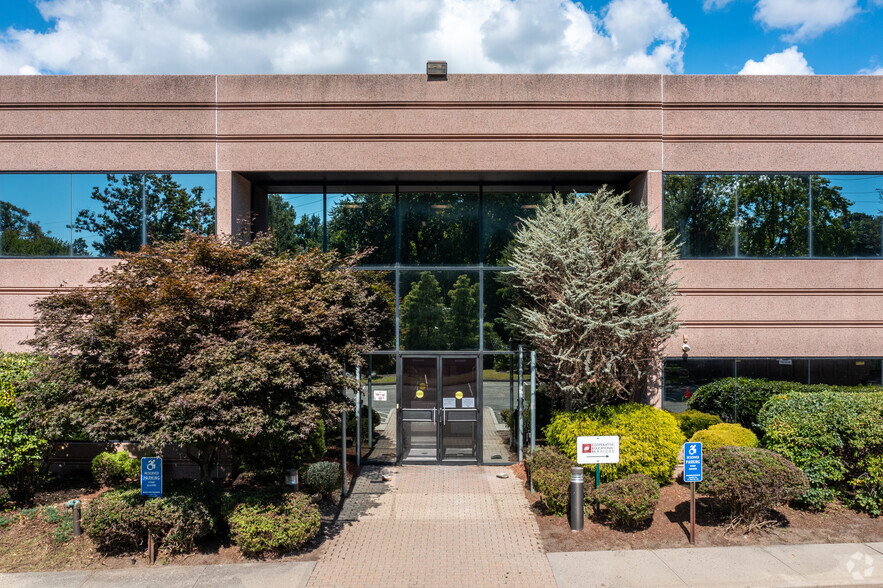 7 Cambridge Dr, Trumbull, CT à louer - Photo de l’immeuble – Image 3 sur 13
