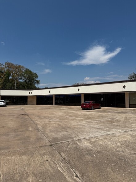 716 W Plantation Dr, Clute, TX à louer - Photo de l’immeuble – Image 3 sur 6