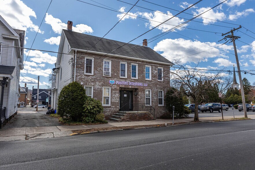 811 Monroe St, Stroudsburg, PA à louer - Photo de l’immeuble – Image 2 sur 42