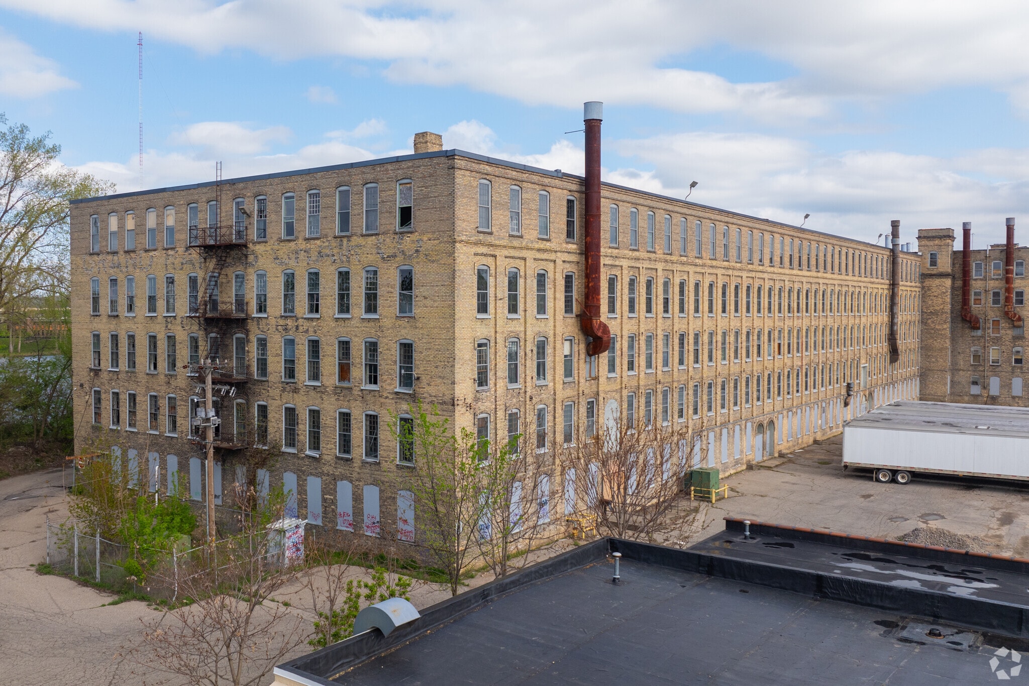 1661 Monroe Ave NW, Grand Rapids, MI à vendre Photo principale– Image 1 sur 10