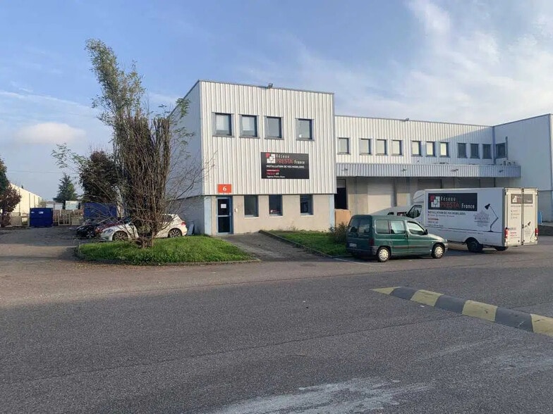 Local d’activités dans Genas à louer - Photo de l’immeuble – Image 1 sur 4