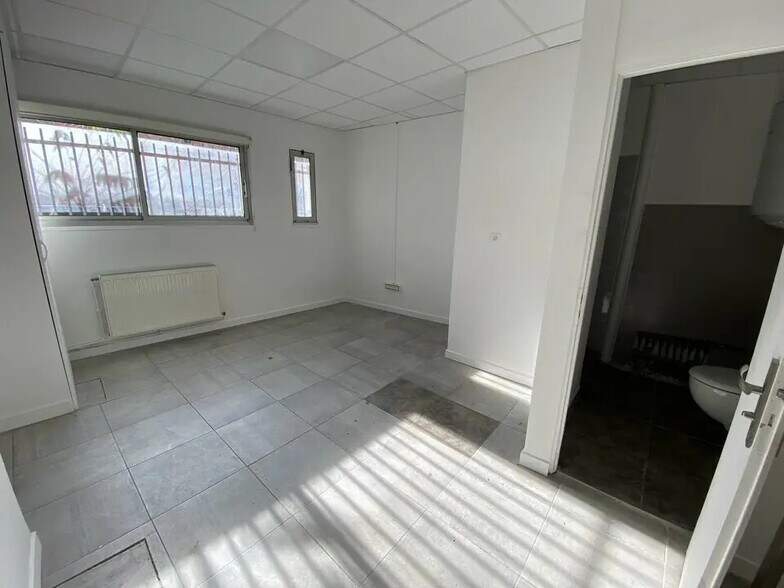 Local commercial dans Vénissieux à louer - Photo intérieure – Image 3 sur 5