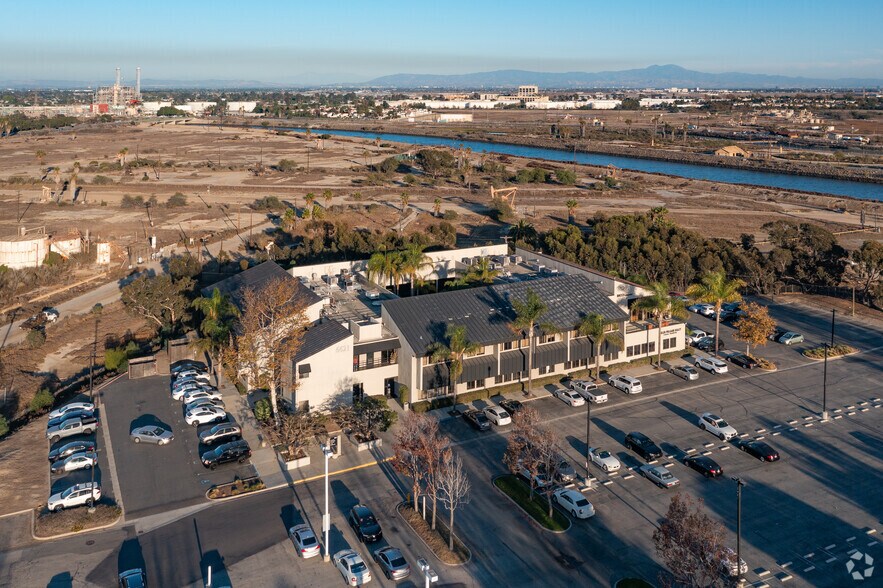 6621 E Pacific Coast Hwy, Long Beach, CA à vendre - Photo de l’immeuble – Image 3 sur 4