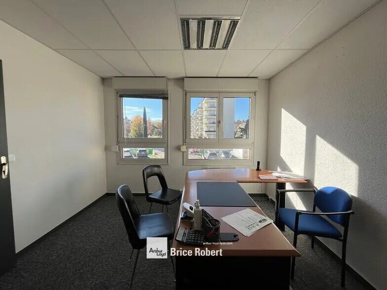 Bureau dans Vénissieux à louer - Photo de l’immeuble – Image 2 sur 6
