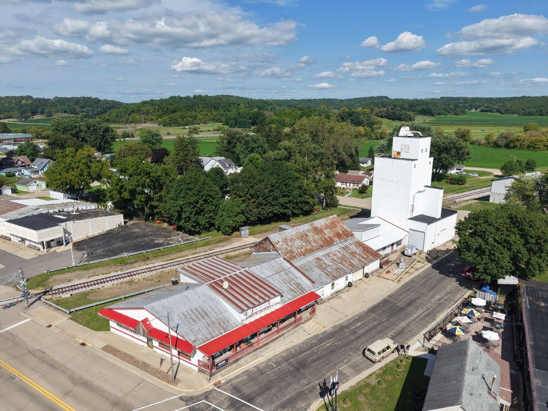 1009 Mills St, Black Earth, WI à vendre Photo principale– Image 1 sur 23