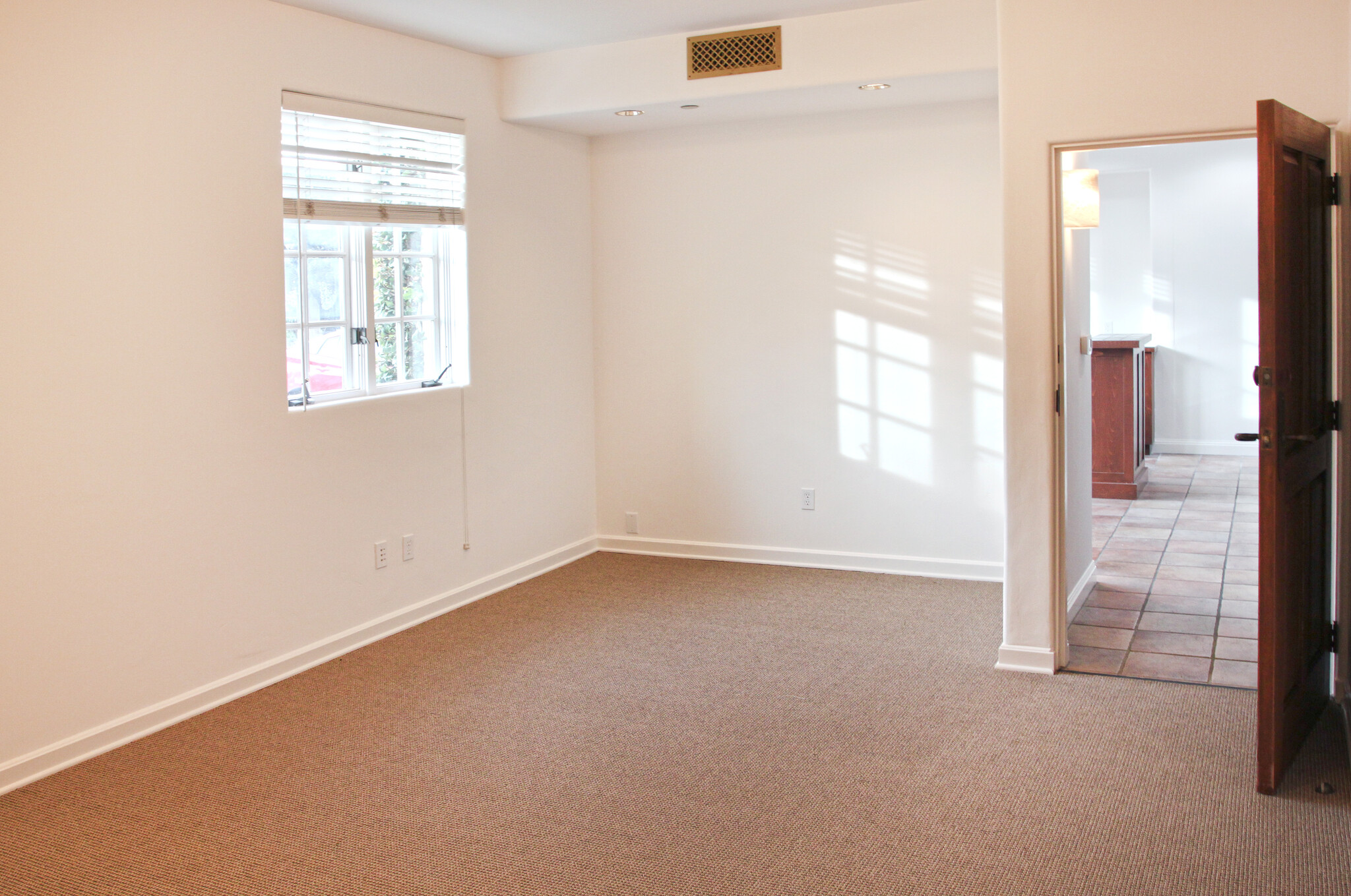 10 Harris Ct, Monterey, CA à louer Photo intérieure– Image 1 sur 11