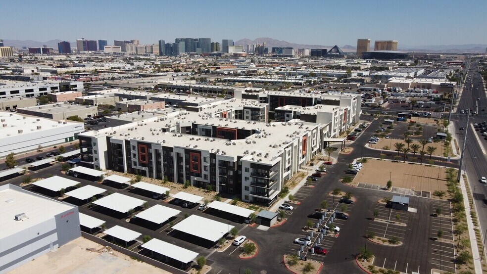 5050 W Russell Rd, Las Vegas, NV à louer - Photo de l’immeuble – Image 2 sur 9