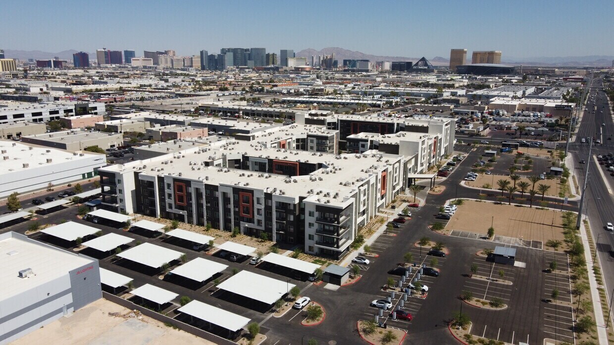 5050 W Russell Rd, Las Vegas, NV à louer Photo de l’immeuble– Image 1 sur 3