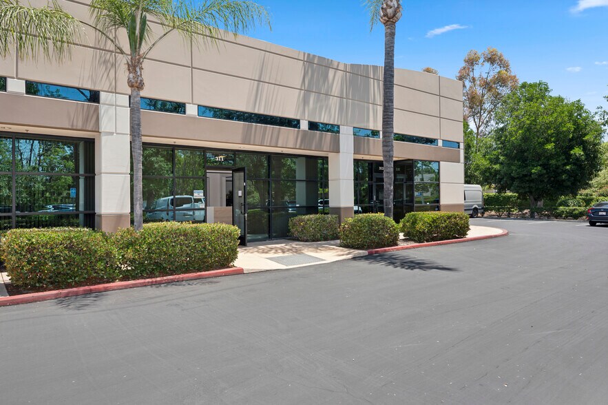 27 Spectrum Pointe Dr, Lake Forest, CA à louer - Photo de l’immeuble – Image 2 sur 21