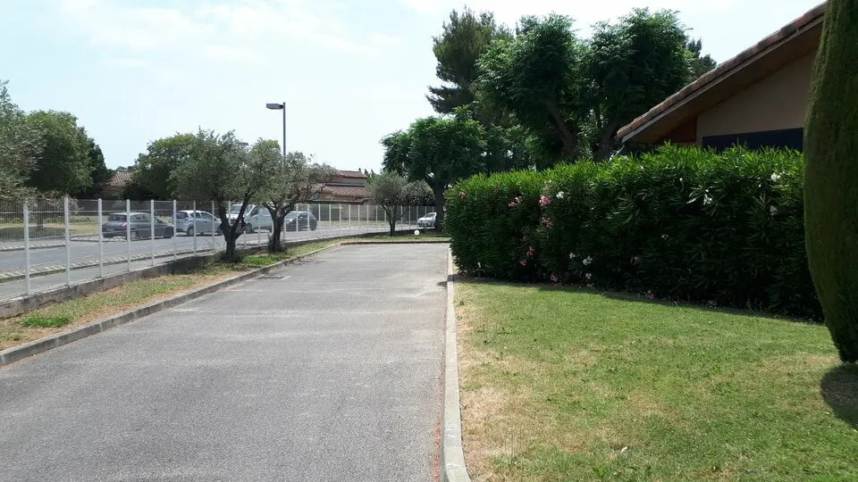 Bureau dans Le Pontet à vendre - Photo de l’immeuble – Image 3 sur 11