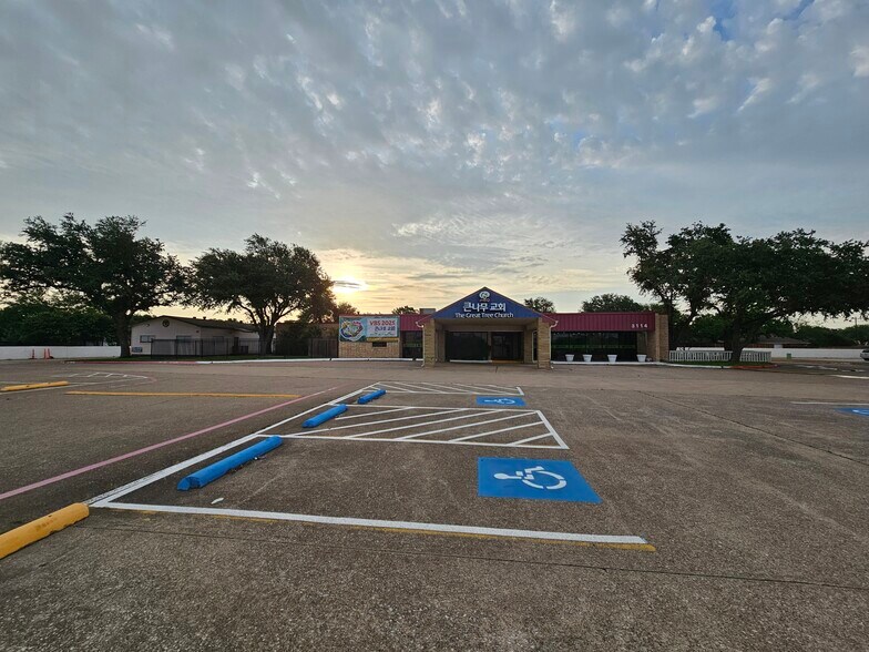 3114 Old Denton Rd, Carrollton, TX à vendre - Photo principale – Image 1 sur 40