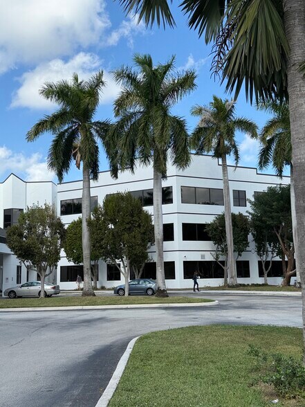 1905 Clint Moore Rd, Boca Raton, FL à louer - Photo de l’immeuble – Image 2 sur 4
