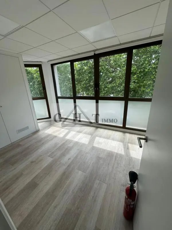 Local commercial dans Le Perreux-sur-Marne à louer Photo intérieure– Image 1 sur 10