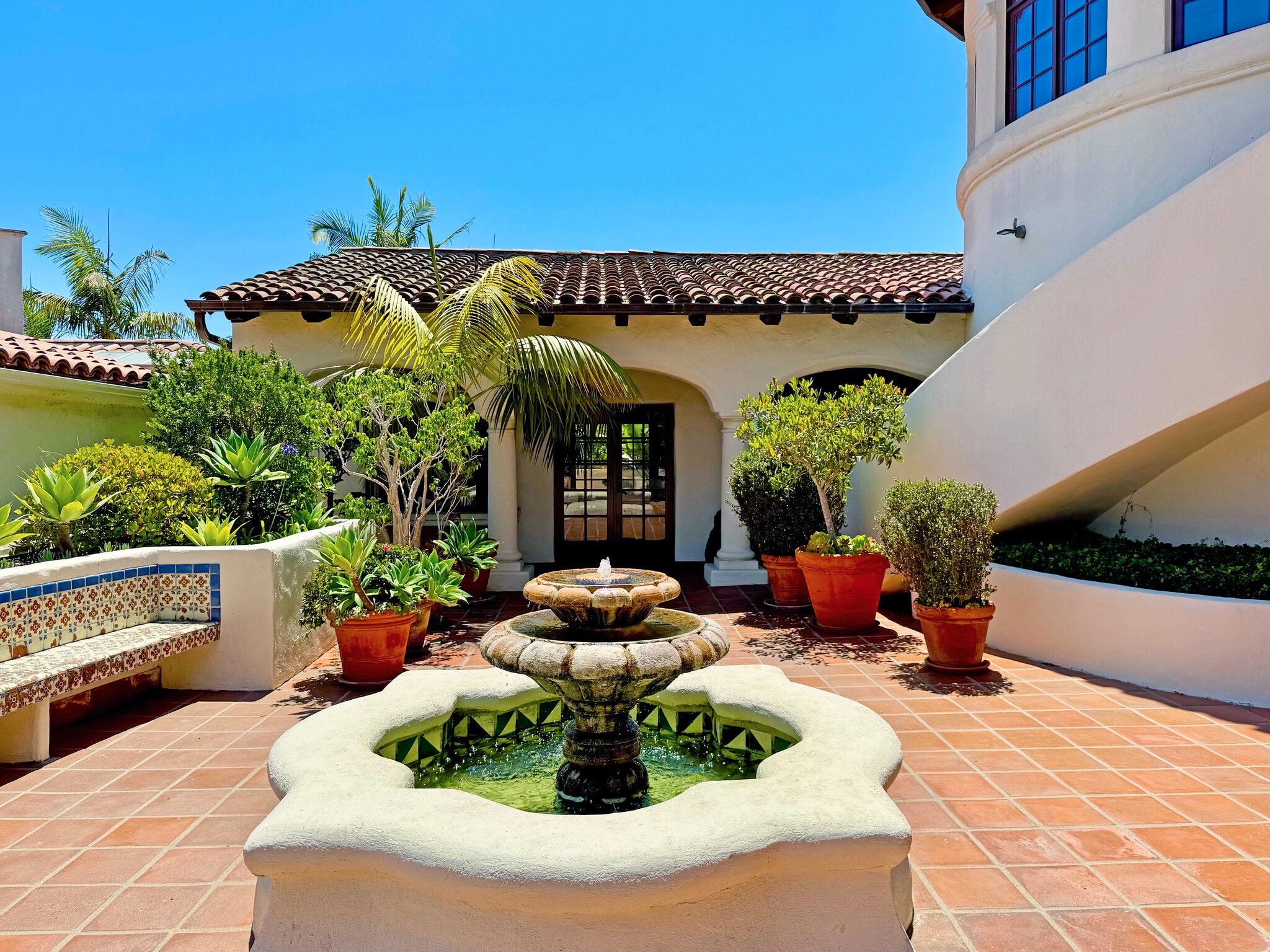 1525 State St, Santa Barbara, CA à louer Photo de l’immeuble– Image 1 sur 8