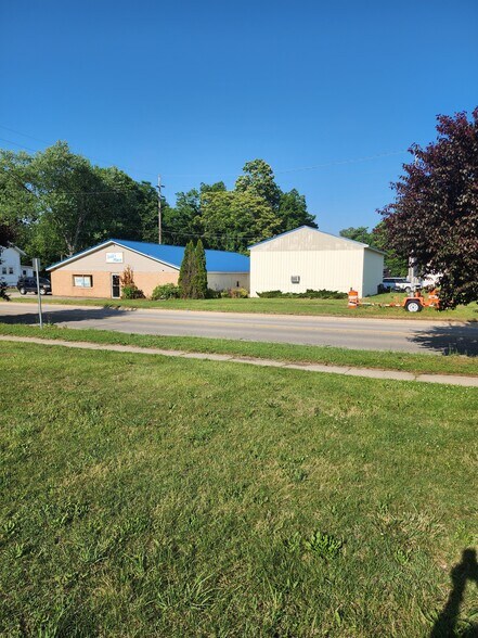 701 S Red Bud Trl, Buchanan, MI à vendre - Photo de l’immeuble – Image 2 sur 6