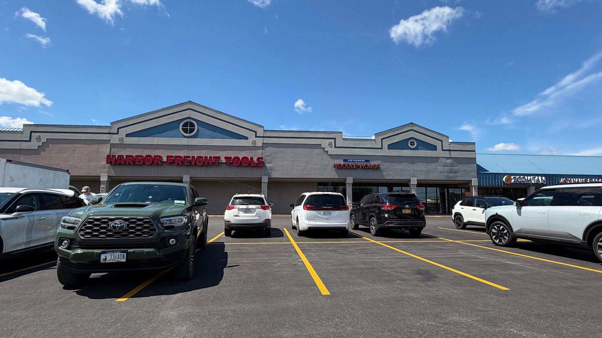 709 N Main St, North Syracuse, NY à louer Photo de l’immeuble– Image 1 sur 8
