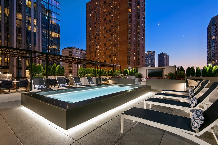1 E Delaware Pl, Chicago, IL à louer - Photo de l’immeuble – Image 3 sur 18
