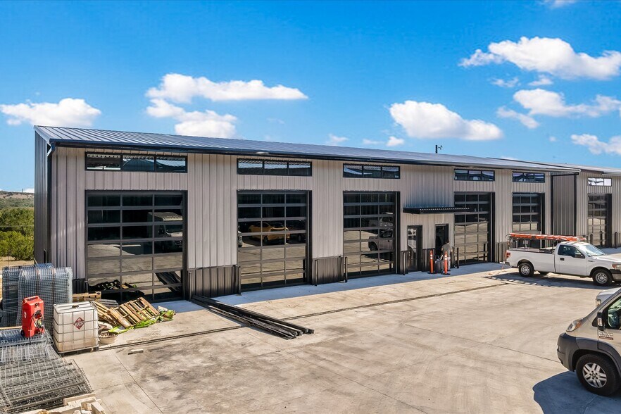 451 Farrell Rd, Dripping Springs, TX à louer - Photo de l’immeuble – Image 1 sur 31