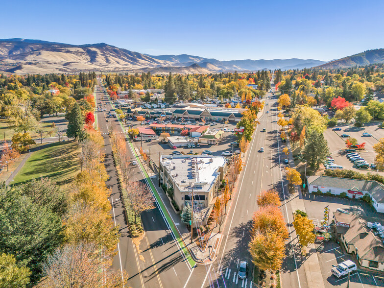 1400 Ashland St, Ashland, OR à louer - Photo de l’immeuble – Image 2 sur 9
