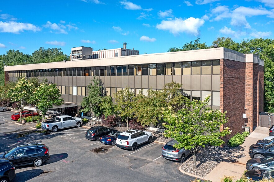 5851 Duluth St, Golden Valley, MN à louer - Photo de l’immeuble – Image 2 sur 4