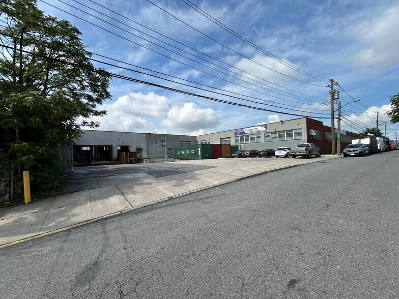 54-35 46th St, Maspeth, NY à louer - Photo de l’immeuble – Image 3 sur 9