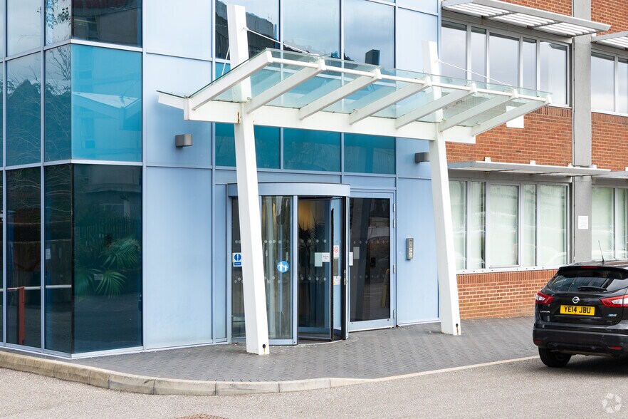 Station Way, Crawley à louer - Photo de l’immeuble – Image 2 sur 3
