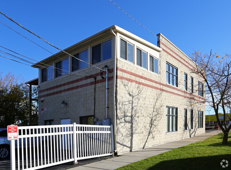 2424 Grand Ave, Waukegan, IL à louer - Photo de l’immeuble – Image 3 sur 4