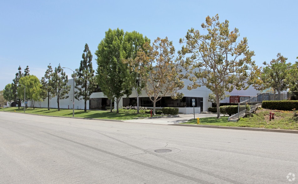 18615 S Ferris Pl, Rancho Dominguez, CA à louer - Photo de l’immeuble – Image 2 sur 4