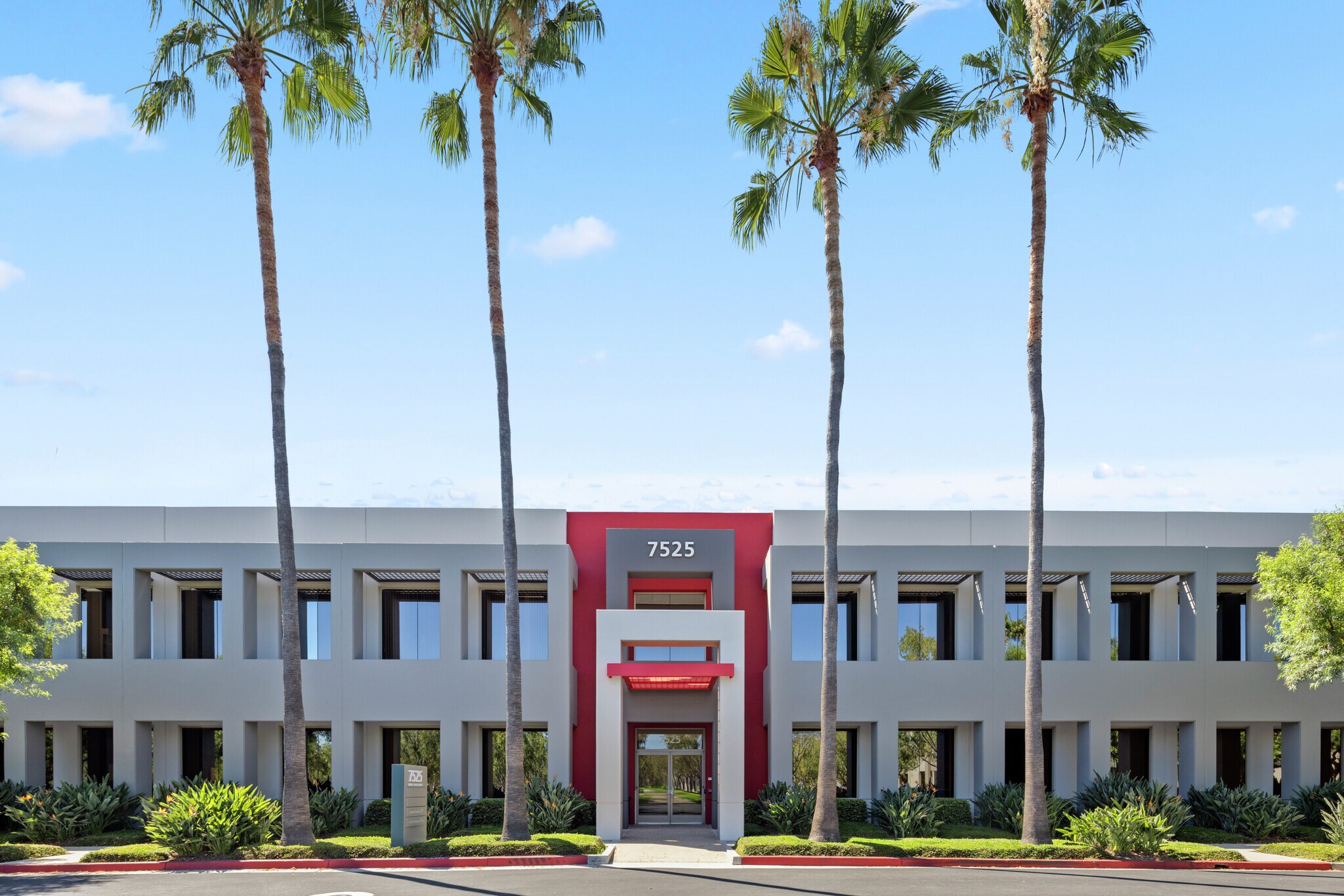 7525 Irvine Center Dr, Irvine, CA à louer Photo de l’immeuble– Image 1 sur 18