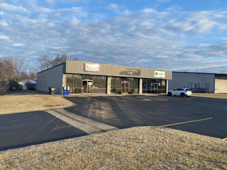 1410 W Elm St, Lebanon, MO à louer - Photo de l’immeuble – Image 2 sur 3