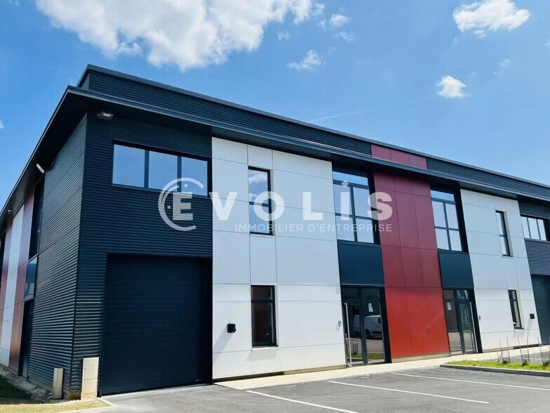 Local d'activités dans Lieusaint à vendre - Photo de l’immeuble – Image 1 sur 5