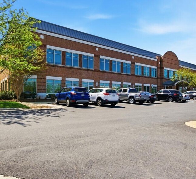 21351 Gentry Dr, Sterling, VA à vendre - Photo de l’immeuble – Image 3 sur 18