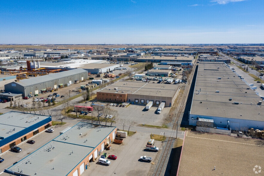 5920 40th St SE, Calgary, AB à vendre - Aérien – Image 2 sur 4