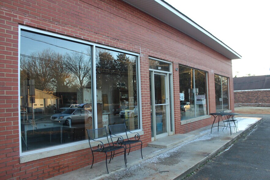 301-303 W Main St, Gibsonville, NC à louer - Photo de l’immeuble – Image 2 sur 6
