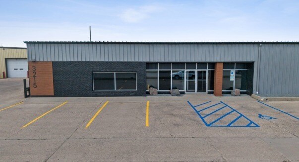 3215 Main Ave, Fargo, ND à louer - Photo principale – Image 1 sur 6