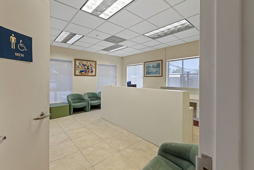 100 E Commercial Blvd, Fort Lauderdale, FL à louer - Photo de l’immeuble – Image 2 sur 7
