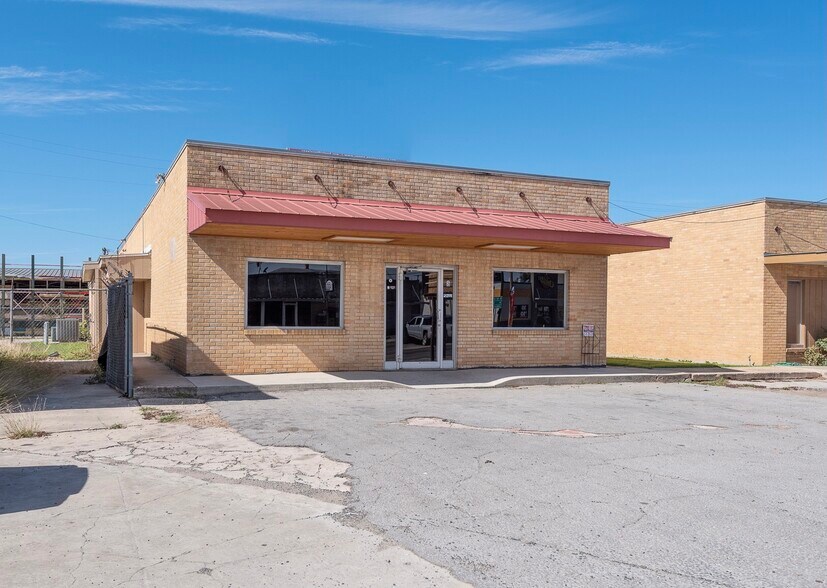 114 S Teel Dr, Devine, TX à vendre - Photo de l’immeuble – Image 1 sur 16