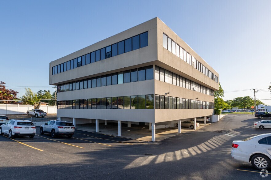 990 Westbury Rd, Westbury, NY à vendre - Photo de l’immeuble – Image 3 sur 24