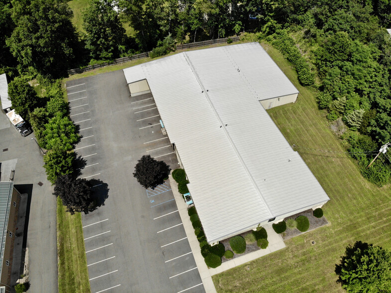 136 Bracken Rd, Montgomery, NY à louer - Photo de l’immeuble – Image 1 sur 31